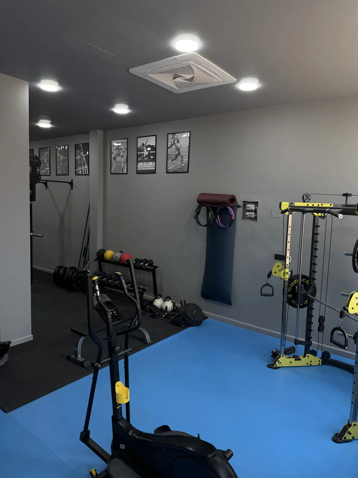 Egzersiz salonunda diz rehabilitasyonu çalışması